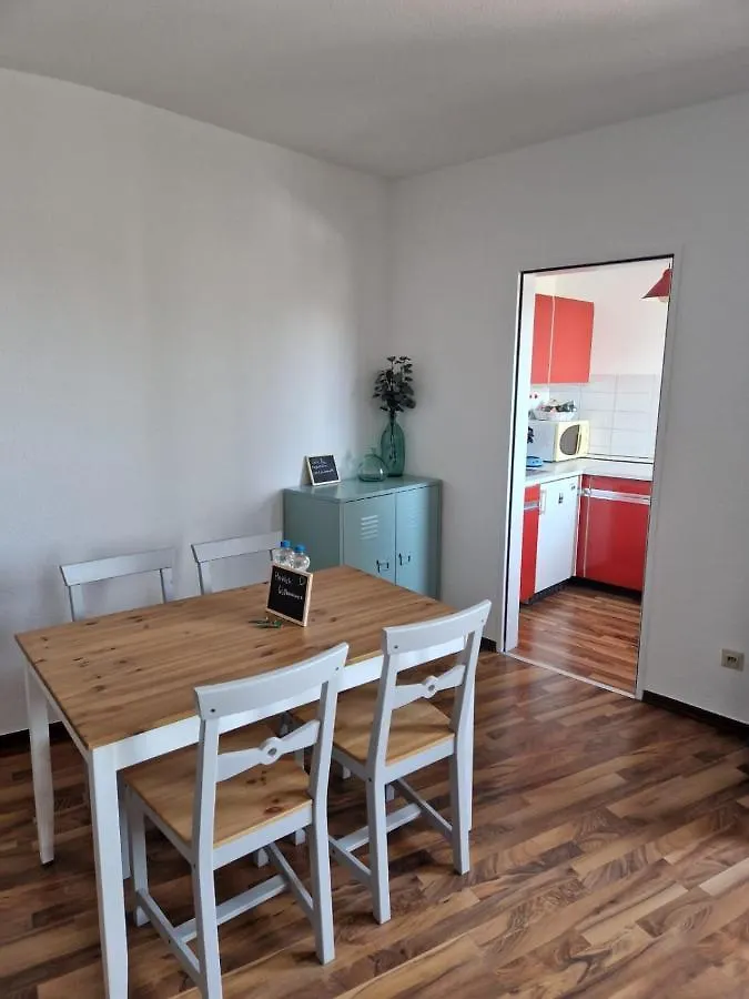 뒤셀도르프 Well Located Flat With Balcony 아파트
